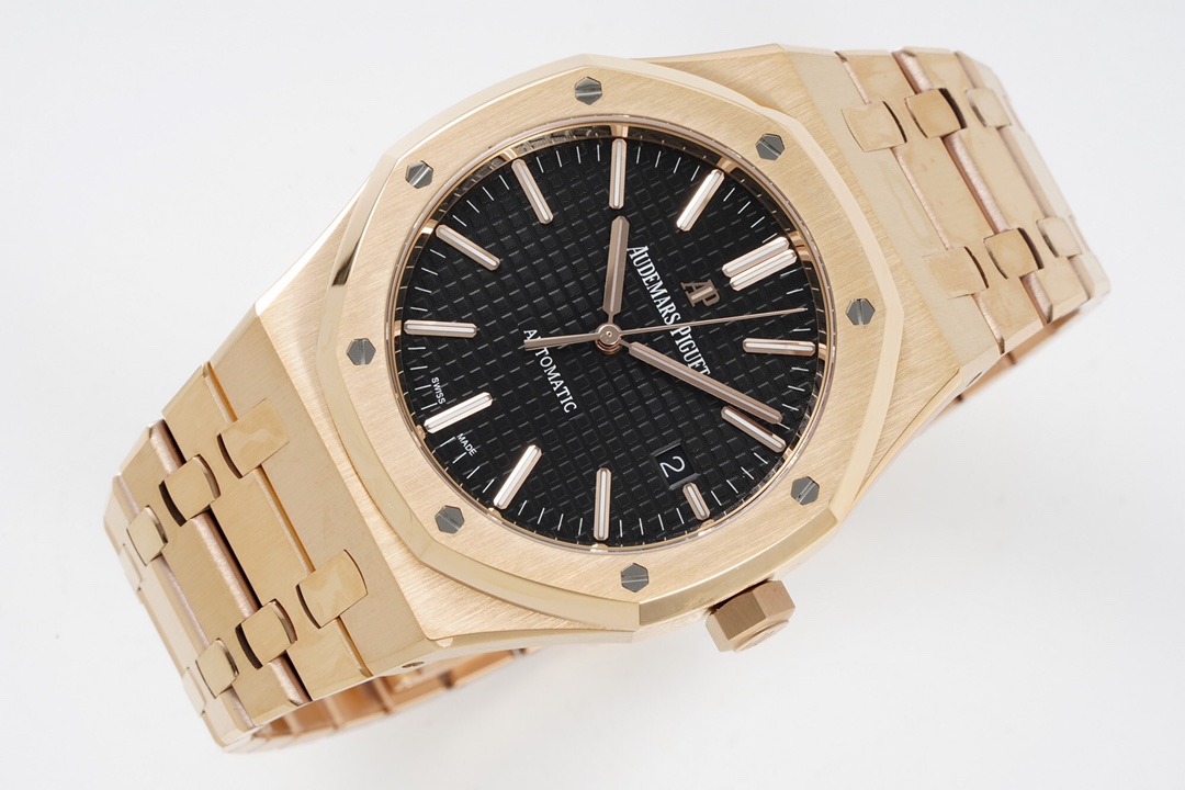 ZF Factory'nin 2025 başyapıtı — "rose gold" Audemars Piguet Royal Oak 15400OR replika saat. Kendi geliştirdikleri tek parça CAL.3120 mekanizmayı taşıyan bu model, piyasadaki sınıfının tek örneği sayılabilecek bir "uç versiyon" ve klasiğin cazibesini en ince işçilikle yeniden yaratıyor. — 24. fotoğraf