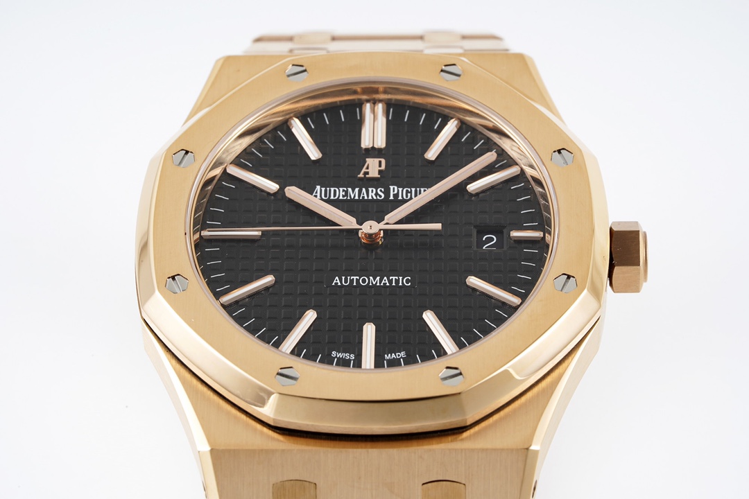 ZF Factory'nin 2025 başyapıtı — "rose gold" Audemars Piguet Royal Oak 15400OR replika saat. Kendi geliştirdikleri tek parça CAL.3120 mekanizmayı taşıyan bu model, piyasadaki sınıfının tek örneği sayılabilecek bir "uç versiyon" ve klasiğin cazibesini en ince işçilikle yeniden yaratıyor. — 26. fotoğraf