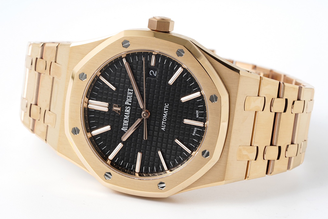 ZF Factory'nin 2025 başyapıtı — "rose gold" Audemars Piguet Royal Oak 15400OR replika saat. Kendi geliştirdikleri tek parça CAL.3120 mekanizmayı taşıyan bu model, piyasadaki sınıfının tek örneği sayılabilecek bir "uç versiyon" ve klasiğin cazibesini en ince işçilikle yeniden yaratıyor. — 27. fotoğraf