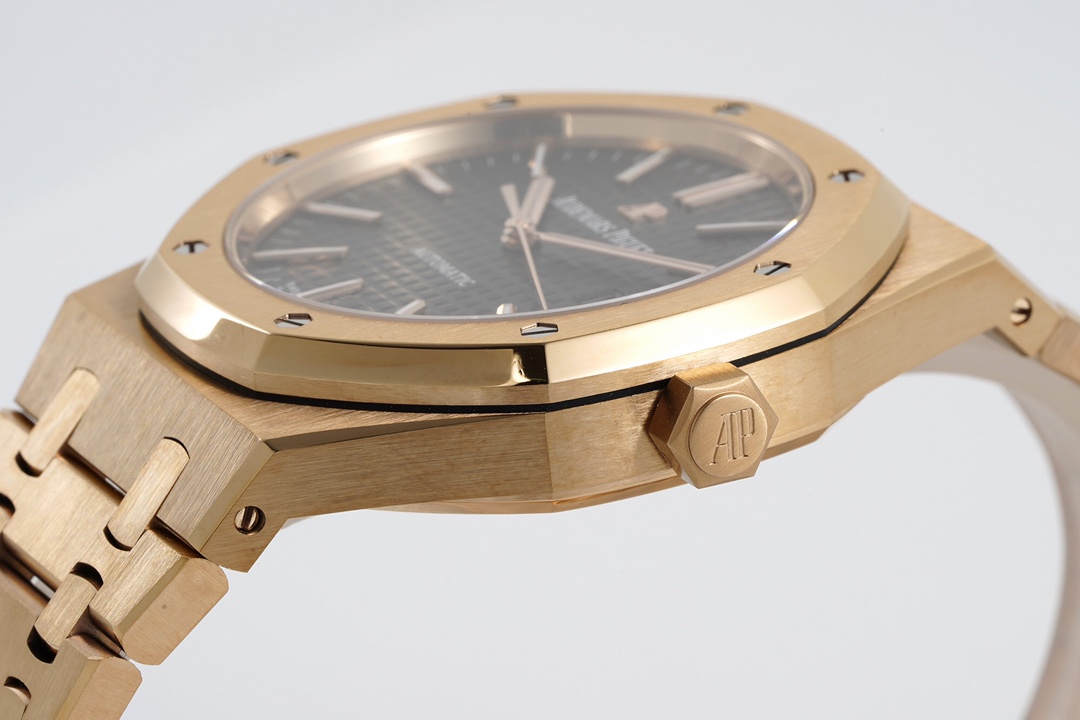 ZF Factory'nin 2025 başyapıtı — "rose gold" Audemars Piguet Royal Oak 15400OR replika saat. Kendi geliştirdikleri tek parça CAL.3120 mekanizmayı taşıyan bu model, piyasadaki sınıfının tek örneği sayılabilecek bir "uç versiyon" ve klasiğin cazibesini en ince işçilikle yeniden yaratıyor. — 29. fotoğraf