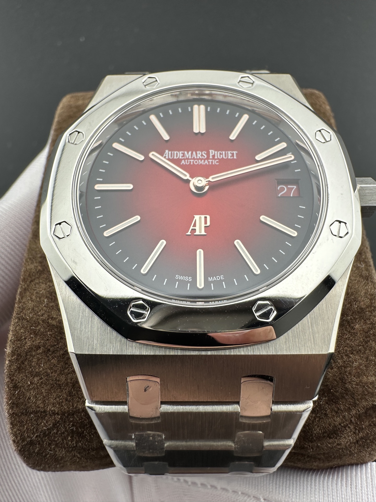 ZF Yeni Ürün | AP Royal Oak 16202XT "JUMBO" Ultra İnce Saat: Bilekte Dumanlı Bordo Lüksü — 2. fotoğraf