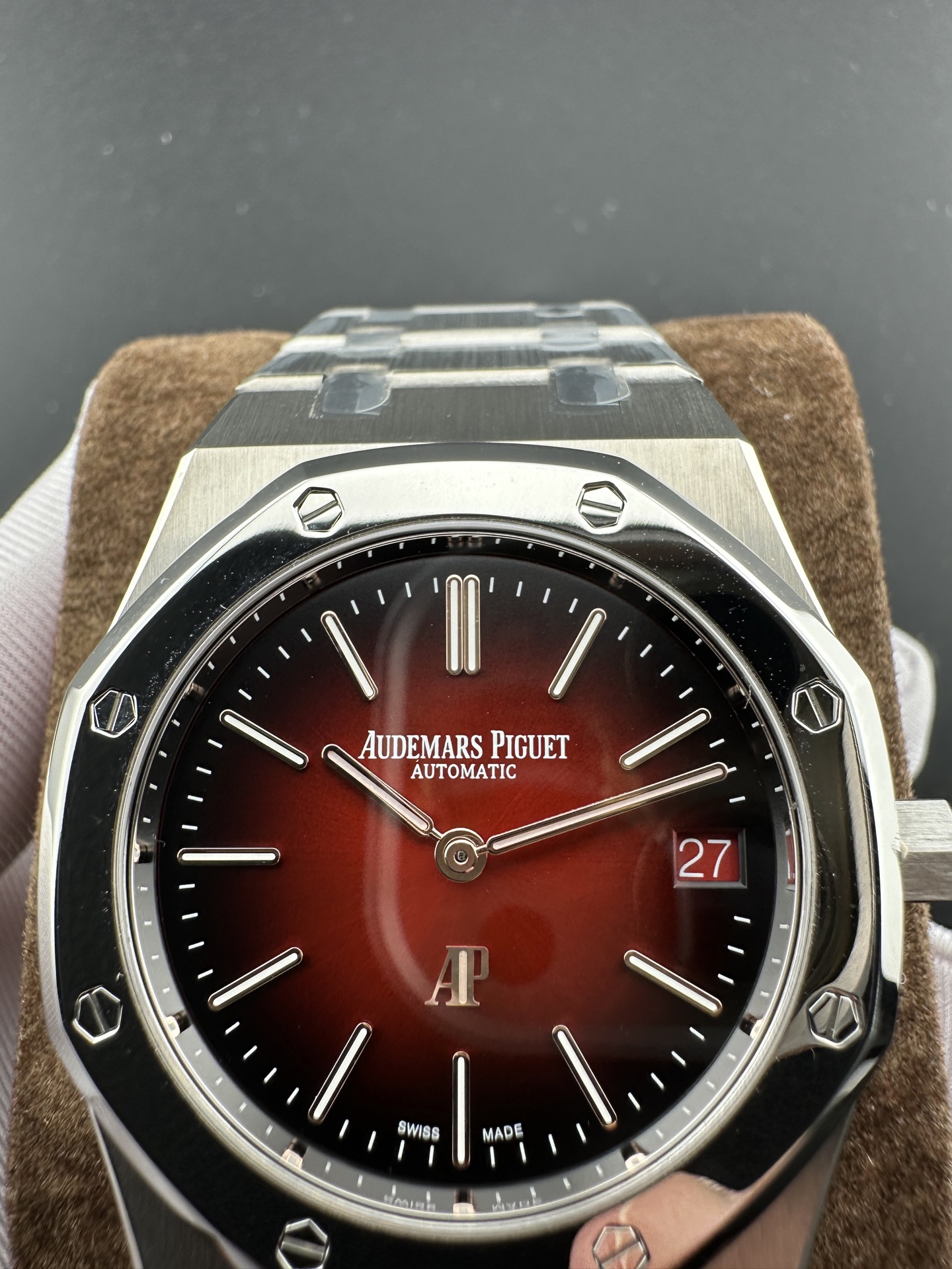 ZF Yeni Ürün | AP Royal Oak 16202XT "JUMBO" Ultra İnce Saat: Bilekte Dumanlı Bordo Lüksü — 3. fotoğraf