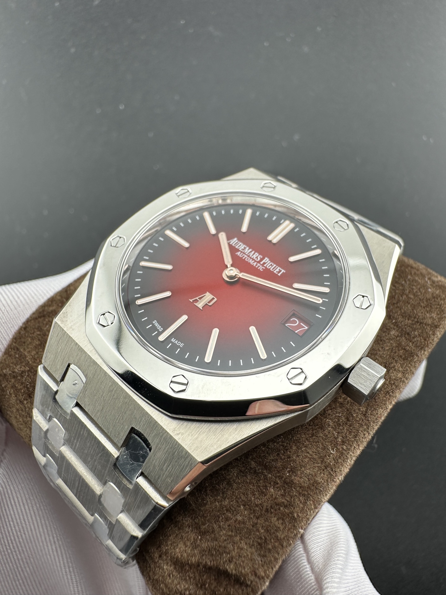 ZF Yeni Ürün | AP Royal Oak 16202XT "JUMBO" Ultra İnce Saat: Bilekte Dumanlı Bordo Lüksü — 4. fotoğraf