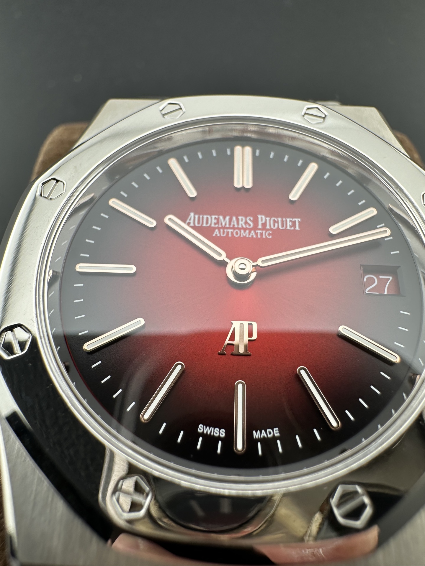 ZF Yeni Ürün | AP Royal Oak 16202XT "JUMBO" Ultra İnce Saat: Bilekte Dumanlı Bordo Lüksü — 5. fotoğraf