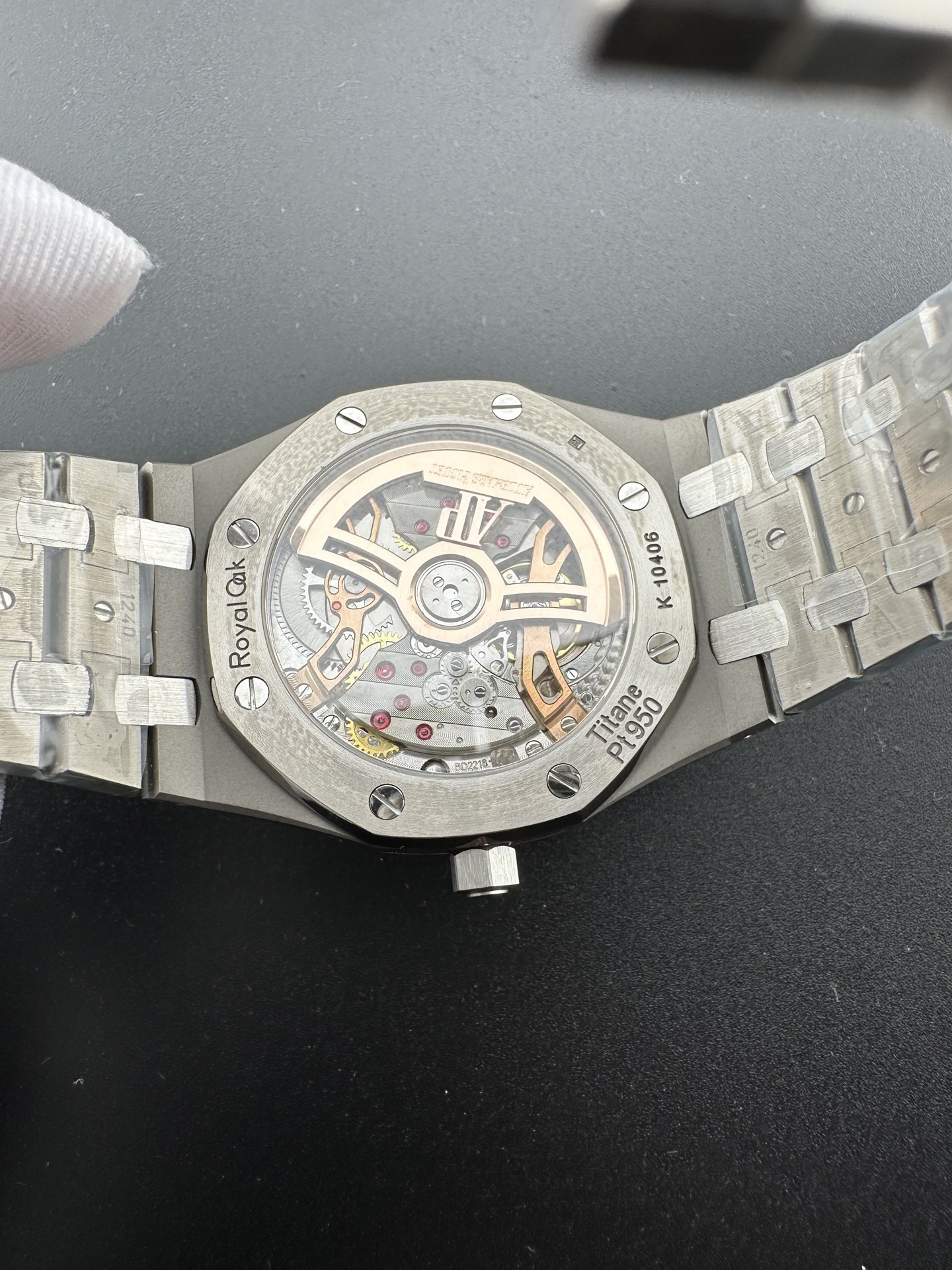 ZF Yeni Ürün | AP Royal Oak 16202XT "JUMBO" Ultra İnce Saat: Bilekte Dumanlı Bordo Lüksü — 7. fotoğraf