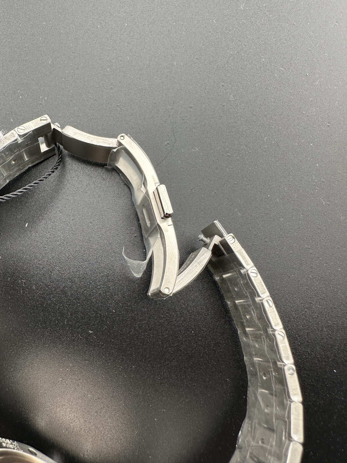 ZF Yeni Ürün | AP Royal Oak 16202XT "JUMBO" Ultra İnce Saat: Bilekte Dumanlı Bordo Lüksü — 8. fotoğraf