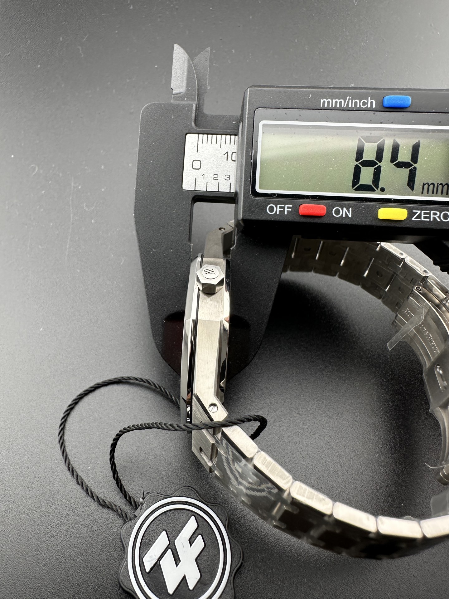 ZF Yeni Ürün | AP Royal Oak 16202XT "JUMBO" Ultra İnce Saat: Bilekte Dumanlı Bordo Lüksü — 11. fotoğraf