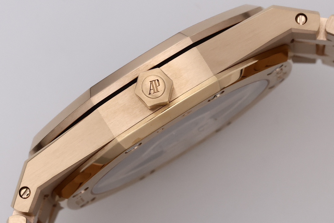 ZFFactory 2025'in özenle hazırlanmış yeni eseri — Audemars Piguet AP Royal Oak serisi 16024, bilekteki mekanik ritmiyle lüks ve işçiliğin uyumunu bir araya getiriyor. — 6. fotoğraf
