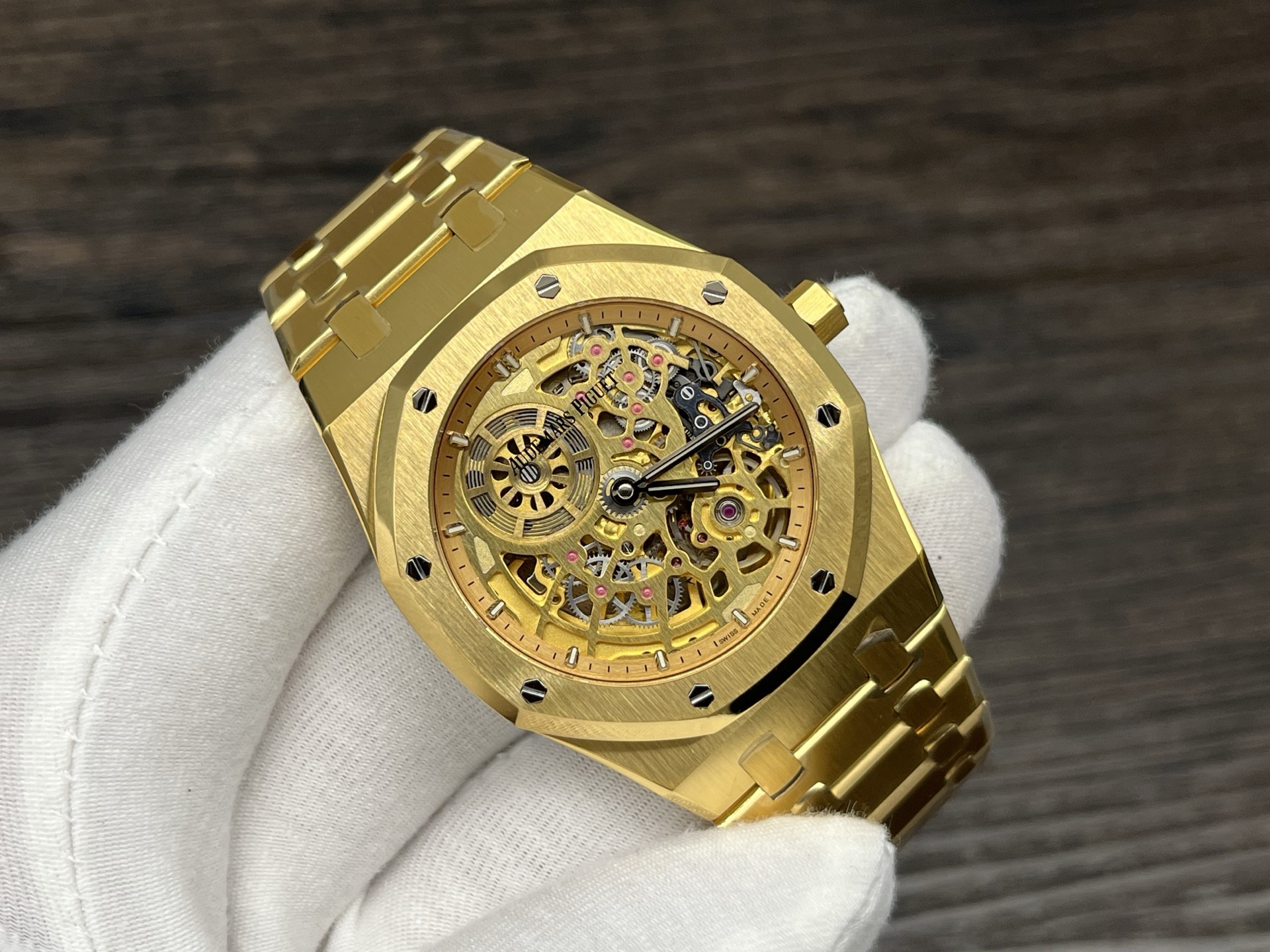 ZFFactory 2025'in özenle işlenmiş yeni yapımı — Audemars Piguet AP Royal Oak serisi 16024; bilekteki mekanik ritimle lüks ve işçiliğin uyumunu buluşturuyor. — 2. fotoğraf