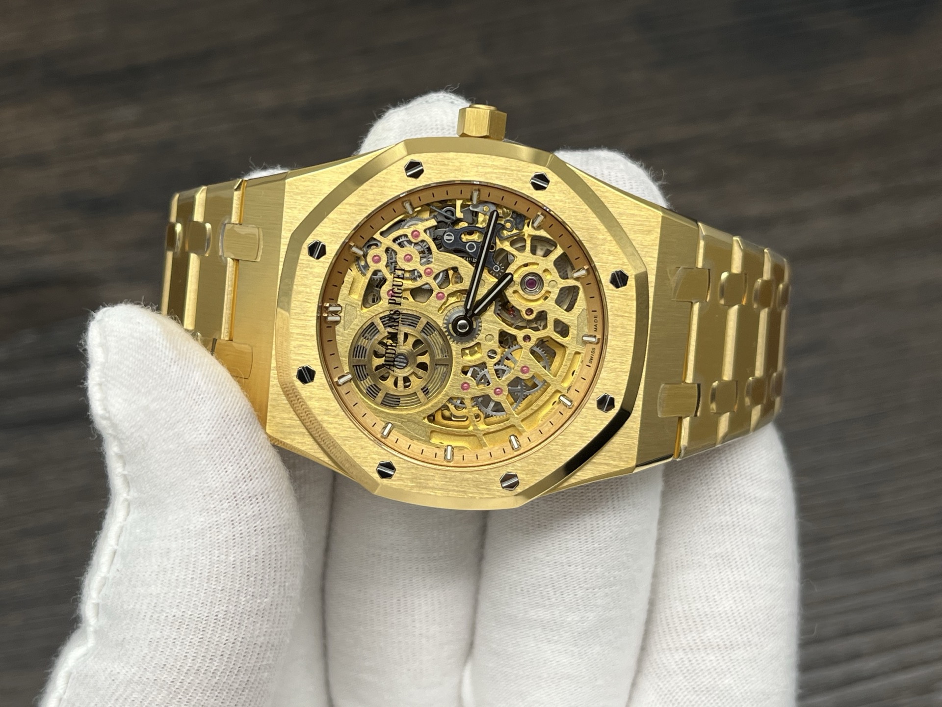 ZFFactory 2025'in özenle işlenmiş yeni yapımı — Audemars Piguet AP Royal Oak serisi 16024; bilekteki mekanik ritimle lüks ve işçiliğin uyumunu buluşturuyor. — 3. fotoğraf