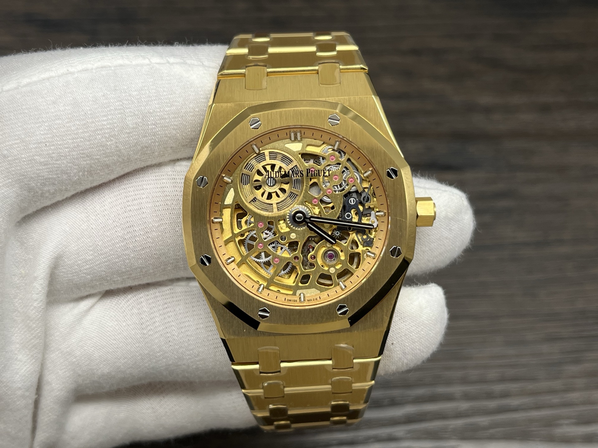 ZFFactory 2025'in özenle işlenmiş yeni yapımı — Audemars Piguet AP Royal Oak serisi 16024; bilekteki mekanik ritimle lüks ve işçiliğin uyumunu buluşturuyor. — 4. fotoğraf