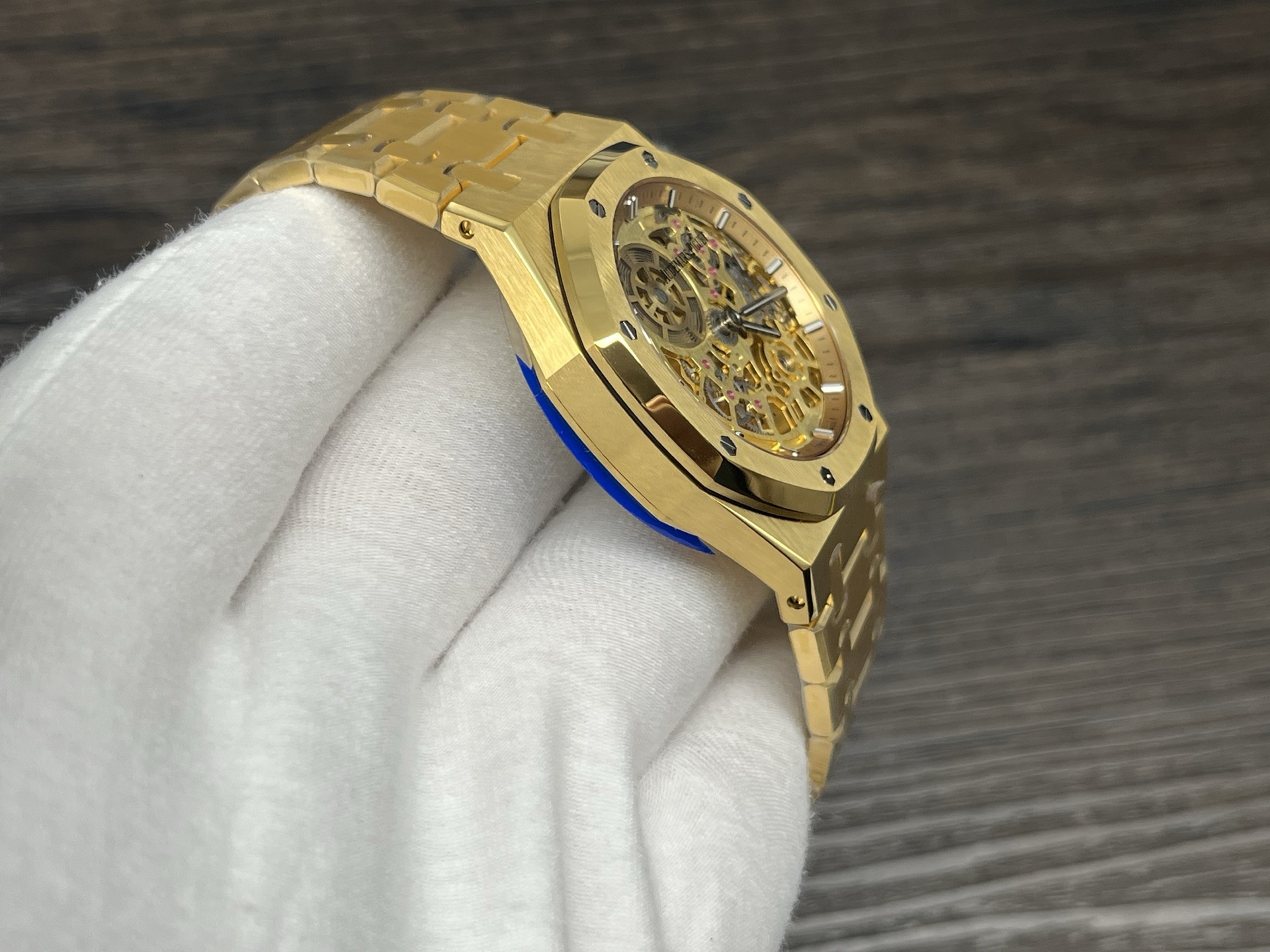 ZFFactory 2025'in özenle işlenmiş yeni yapımı — Audemars Piguet AP Royal Oak serisi 16024; bilekteki mekanik ritimle lüks ve işçiliğin uyumunu buluşturuyor. — 5. fotoğraf