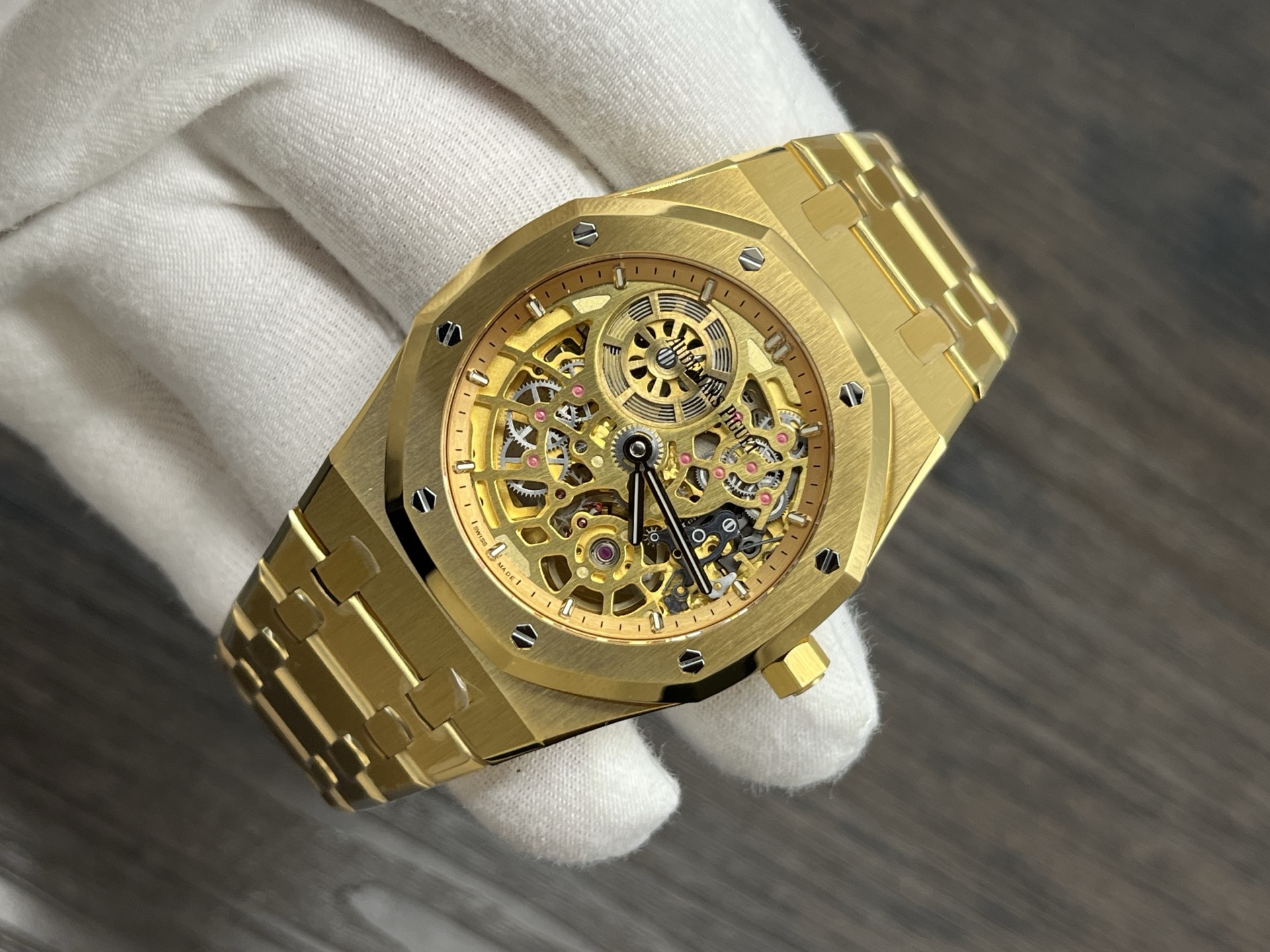 ZFFactory 2025'in özenle işlenmiş yeni yapımı — Audemars Piguet AP Royal Oak serisi 16024; bilekteki mekanik ritimle lüks ve işçiliğin uyumunu buluşturuyor. — 6. fotoğraf