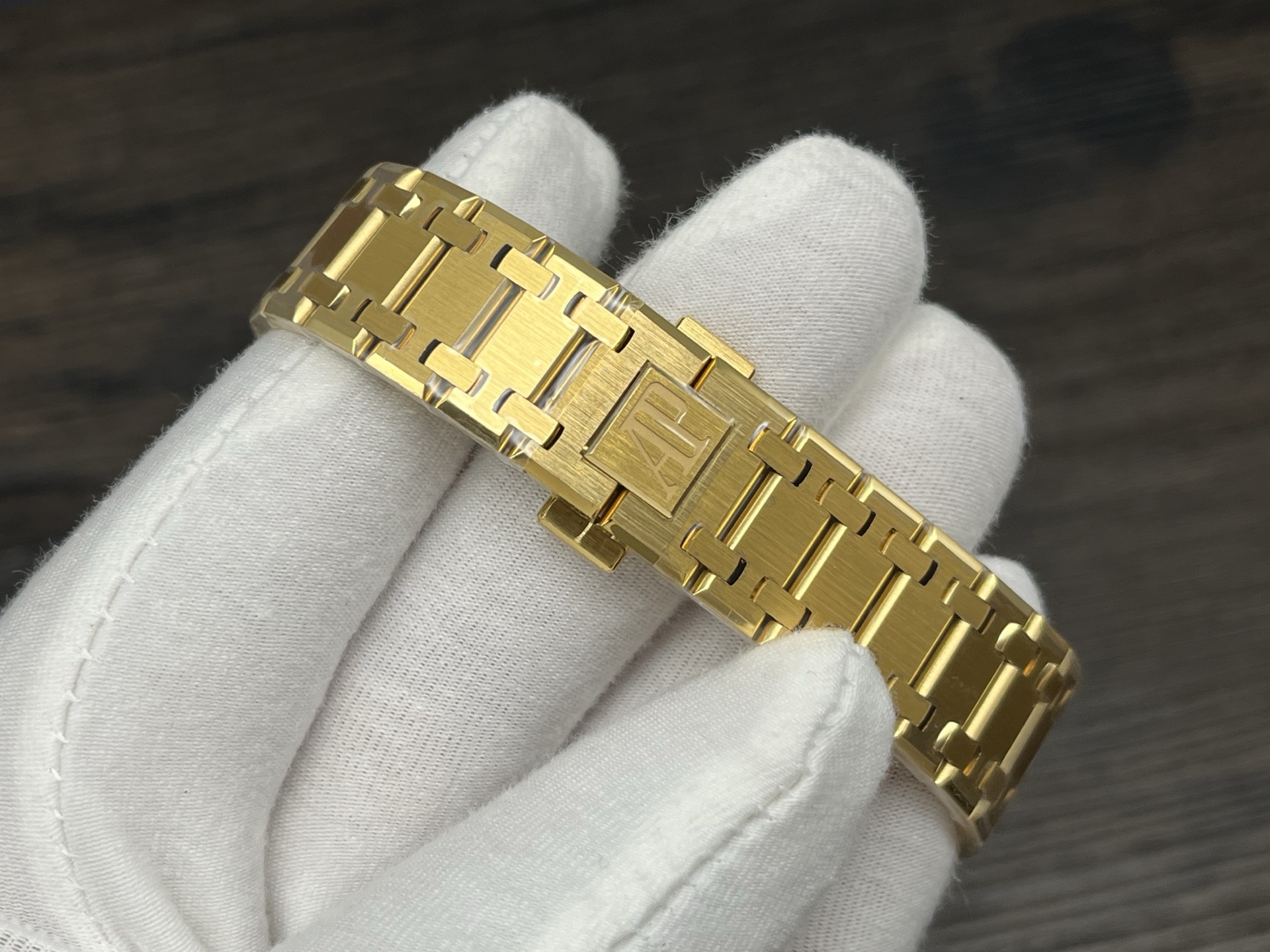 ZFFactory 2025'in özenle işlenmiş yeni yapımı — Audemars Piguet AP Royal Oak serisi 16024; bilekteki mekanik ritimle lüks ve işçiliğin uyumunu buluşturuyor. — 8. fotoğraf