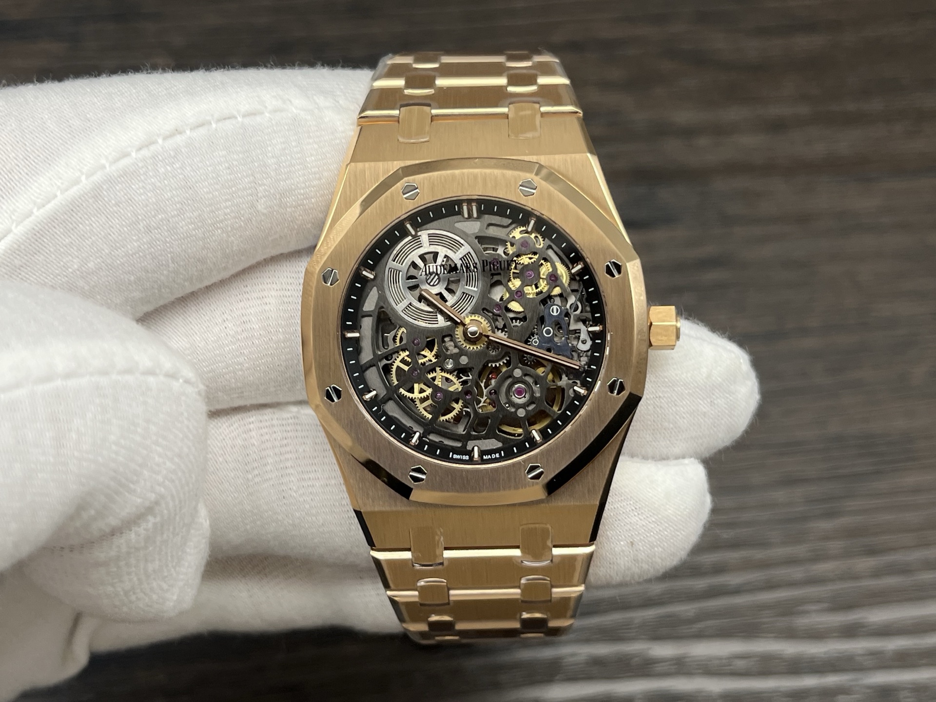 ZFFactory 2025'in özenle işlenmiş yeni yapımı — Audemars Piguet AP Royal Oak serisi 16024; bilekteki mekanik ritimle lüks ve işçiliğin uyumunu buluşturuyor. — 10. fotoğraf