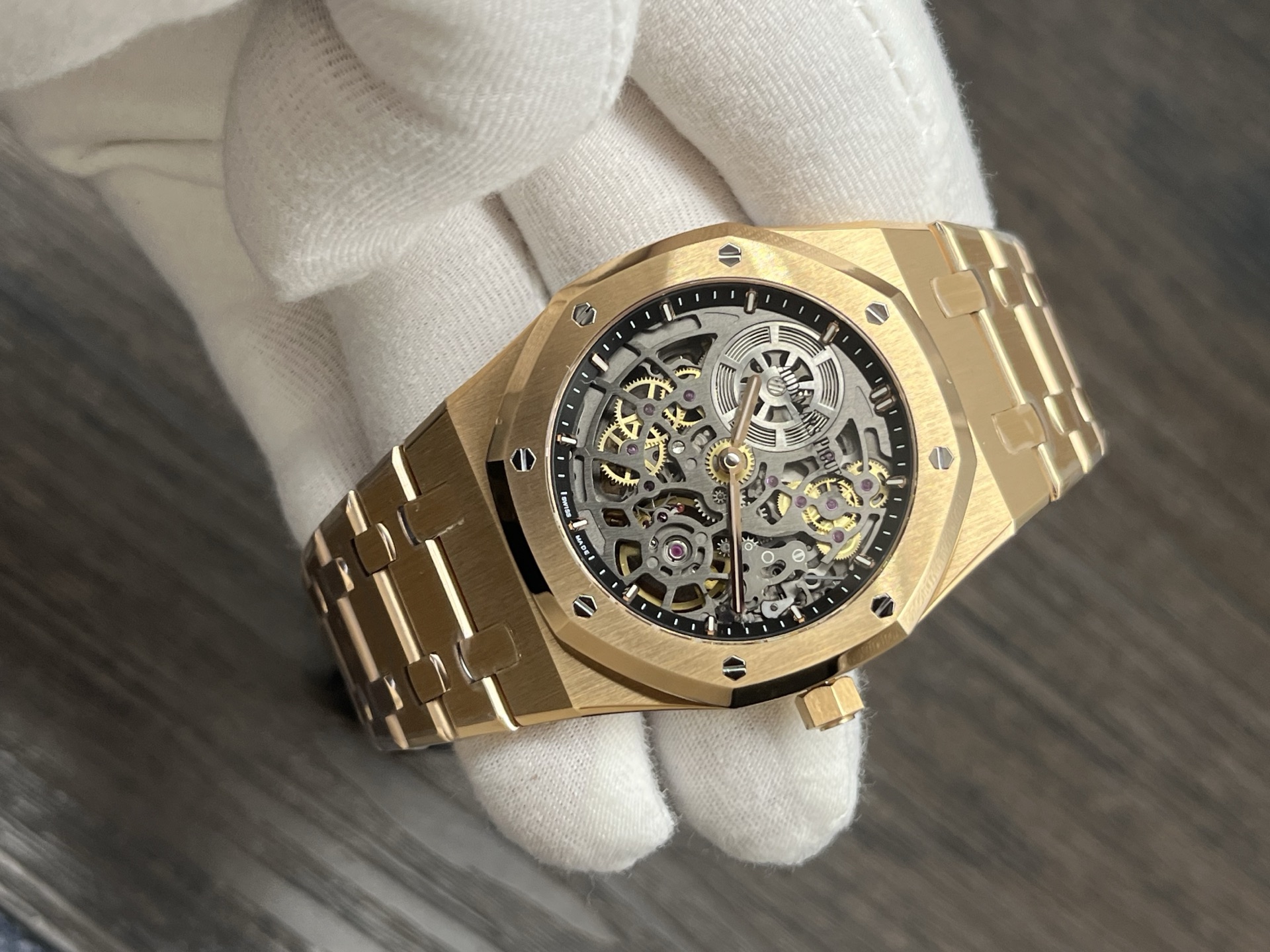 ZFFactory 2025'in özenle işlenmiş yeni yapımı — Audemars Piguet AP Royal Oak serisi 16024; bilekteki mekanik ritimle lüks ve işçiliğin uyumunu buluşturuyor. — 12. fotoğraf