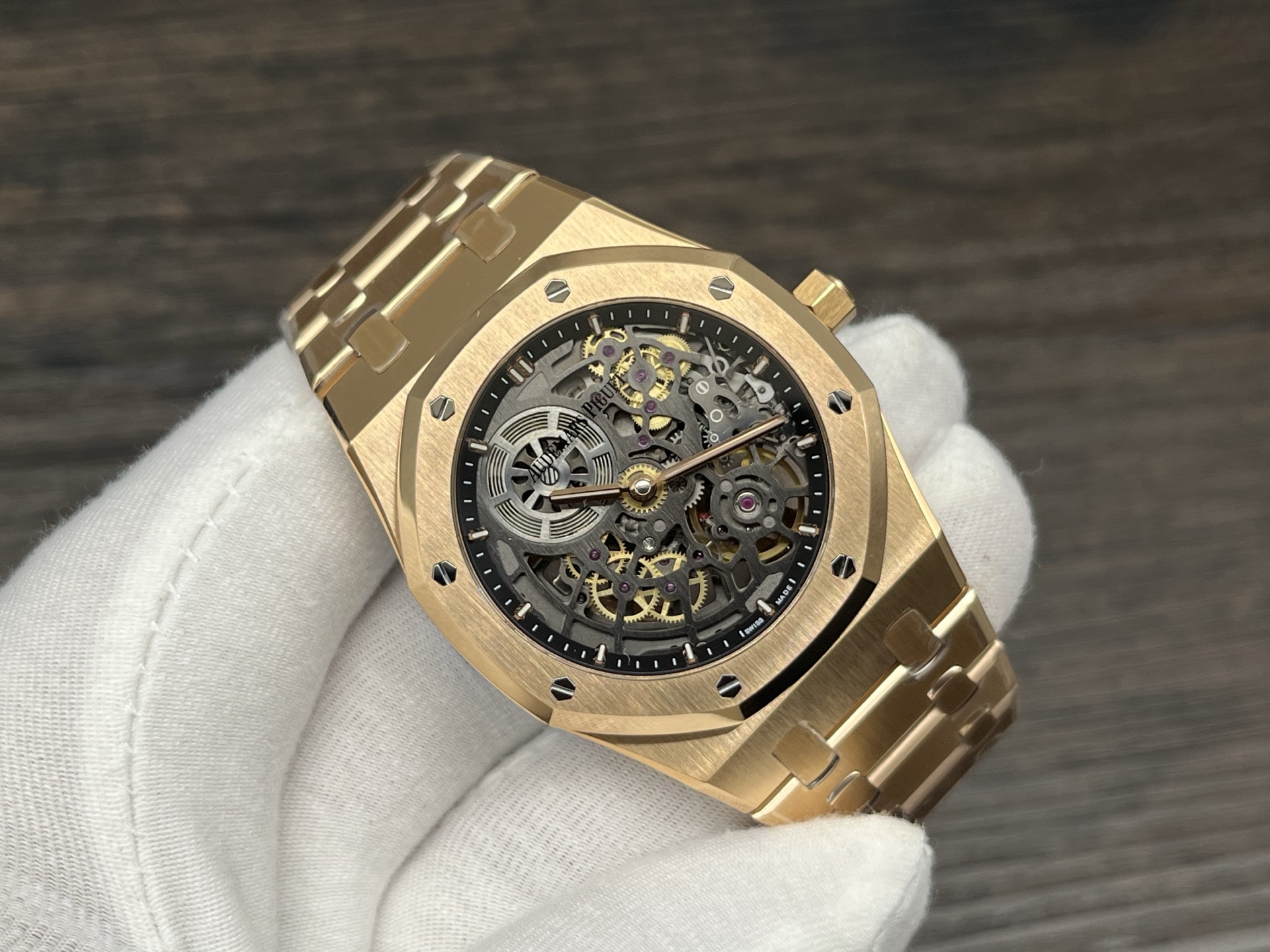 ZFFactory 2025'in özenle işlenmiş yeni yapımı — Audemars Piguet AP Royal Oak serisi 16024; bilekteki mekanik ritimle lüks ve işçiliğin uyumunu buluşturuyor. — 15. fotoğraf