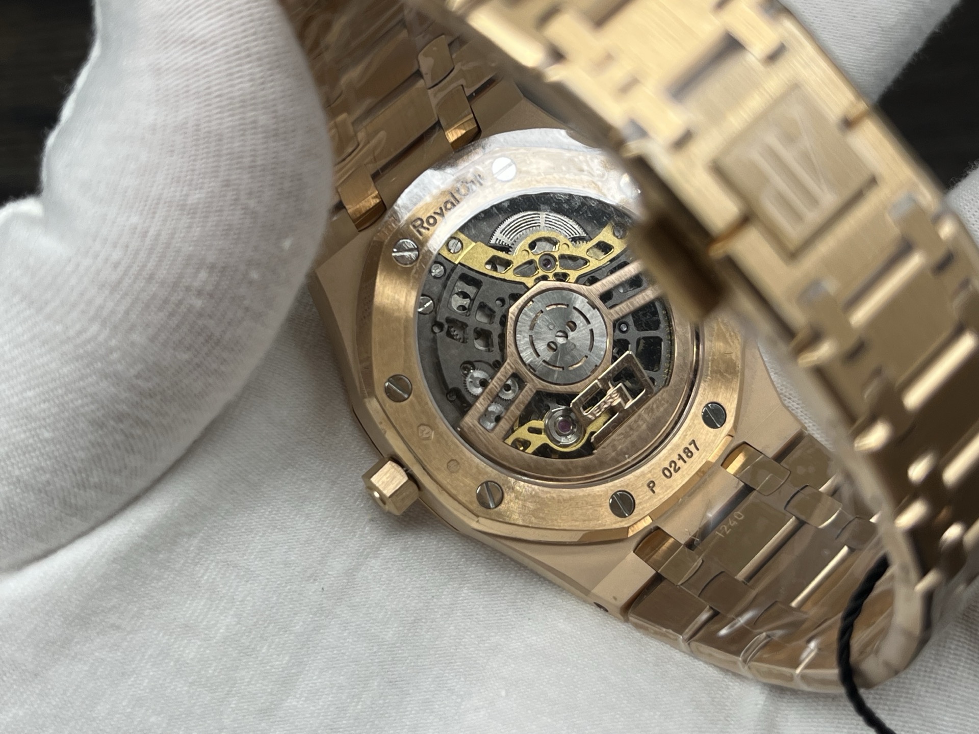ZFFactory 2025'in özenle işlenmiş yeni yapımı — Audemars Piguet AP Royal Oak serisi 16024; bilekteki mekanik ritimle lüks ve işçiliğin uyumunu buluşturuyor. — 16. fotoğraf