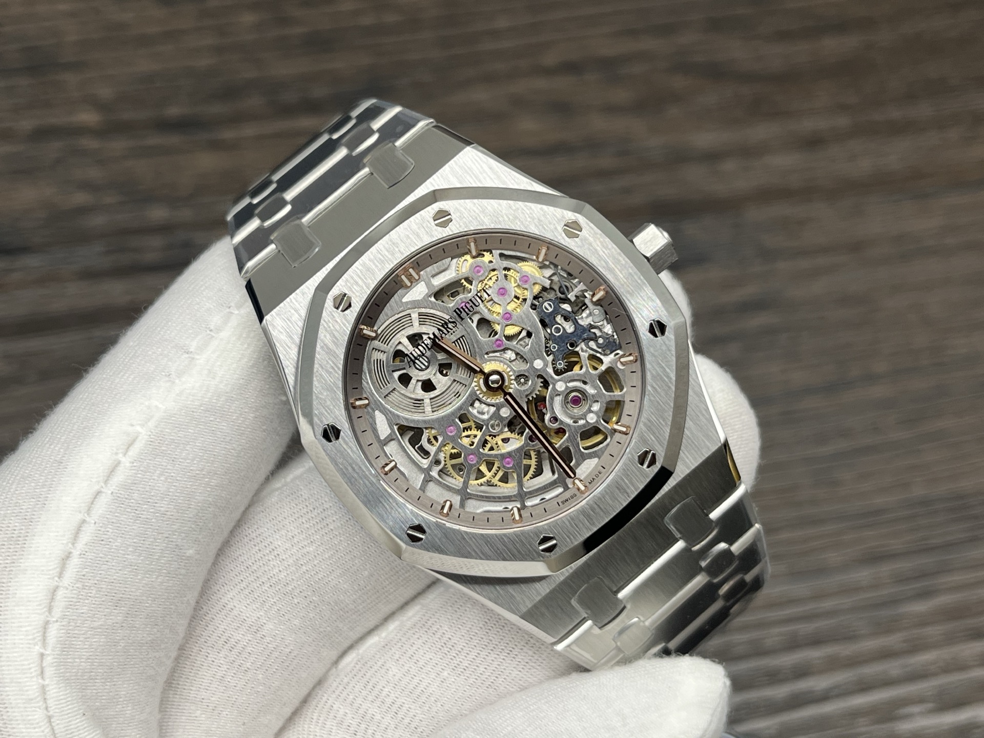 ZFFactory 2025'in özenle işlenmiş yeni yapımı — Audemars Piguet AP Royal Oak serisi 16024; bilekteki mekanik ritimle lüks ve işçiliğin uyumunu buluşturuyor. — 18. fotoğraf