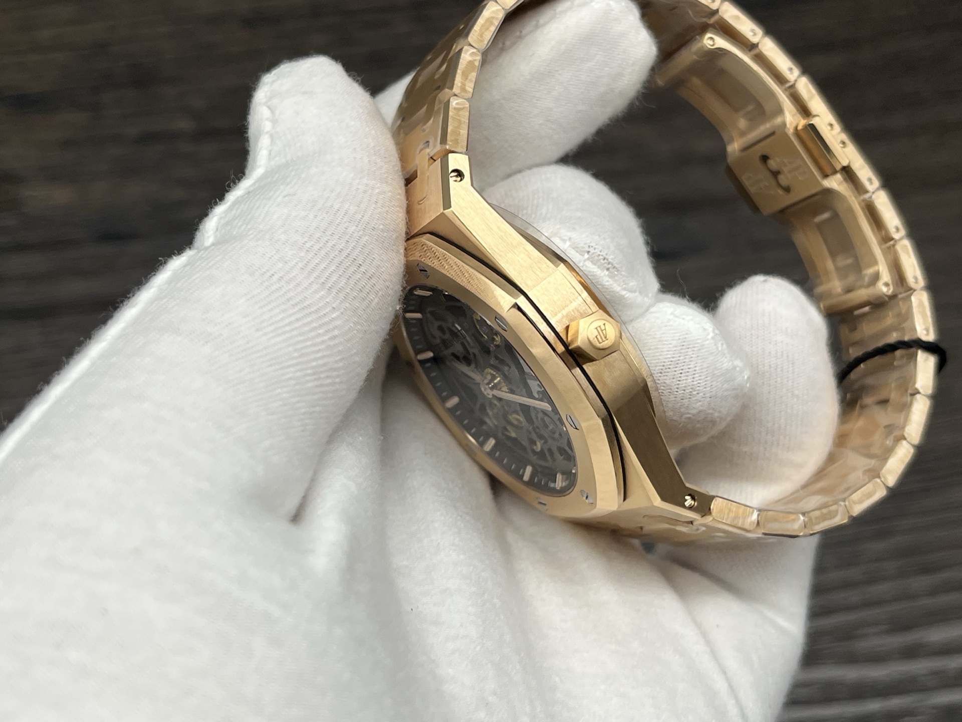 ZFFactory 2025'in özenle işlenmiş yeni yapımı — Audemars Piguet AP Royal Oak serisi 16024; bilekteki mekanik ritimle lüks ve işçiliğin uyumunu buluşturuyor. — 19. fotoğraf