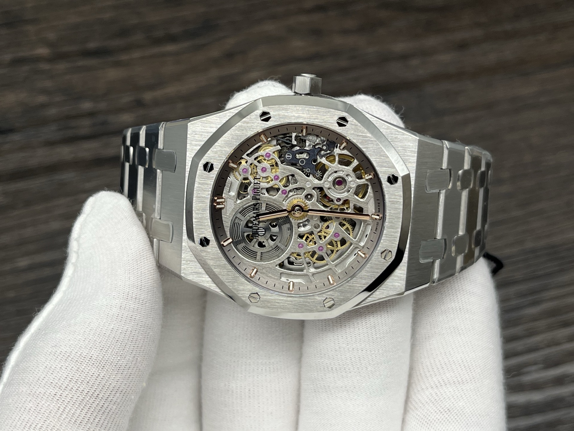 ZFFactory 2025'in özenle işlenmiş yeni yapımı — Audemars Piguet AP Royal Oak serisi 16024; bilekteki mekanik ritimle lüks ve işçiliğin uyumunu buluşturuyor. — 21. fotoğraf