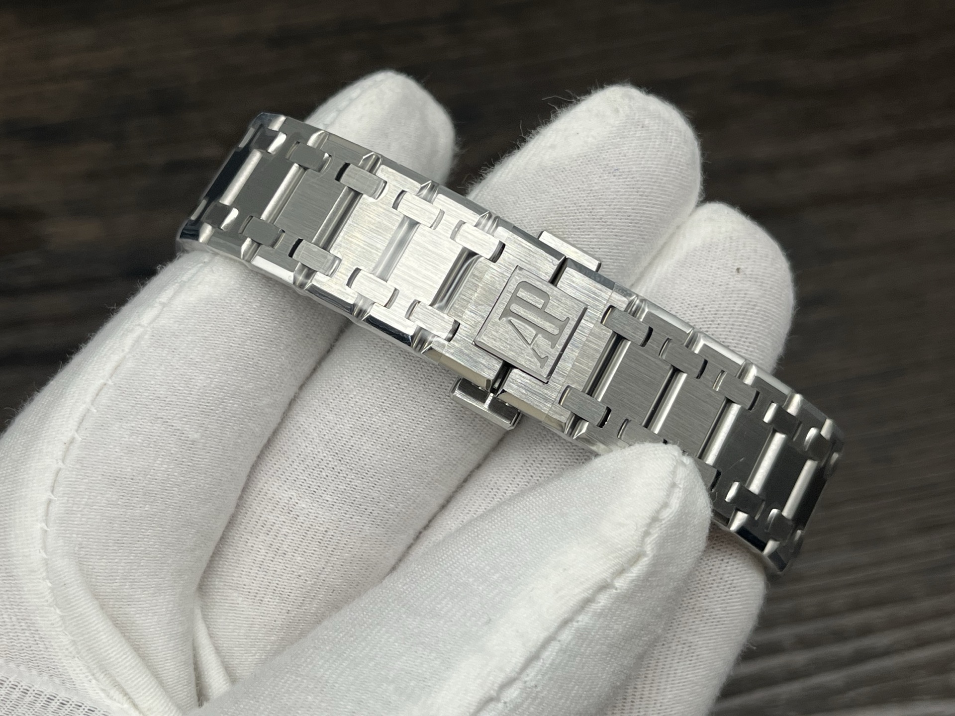 ZFFactory 2025'in özenle işlenmiş yeni yapımı — Audemars Piguet AP Royal Oak serisi 16024; bilekteki mekanik ritimle lüks ve işçiliğin uyumunu buluşturuyor. — 25. fotoğraf
