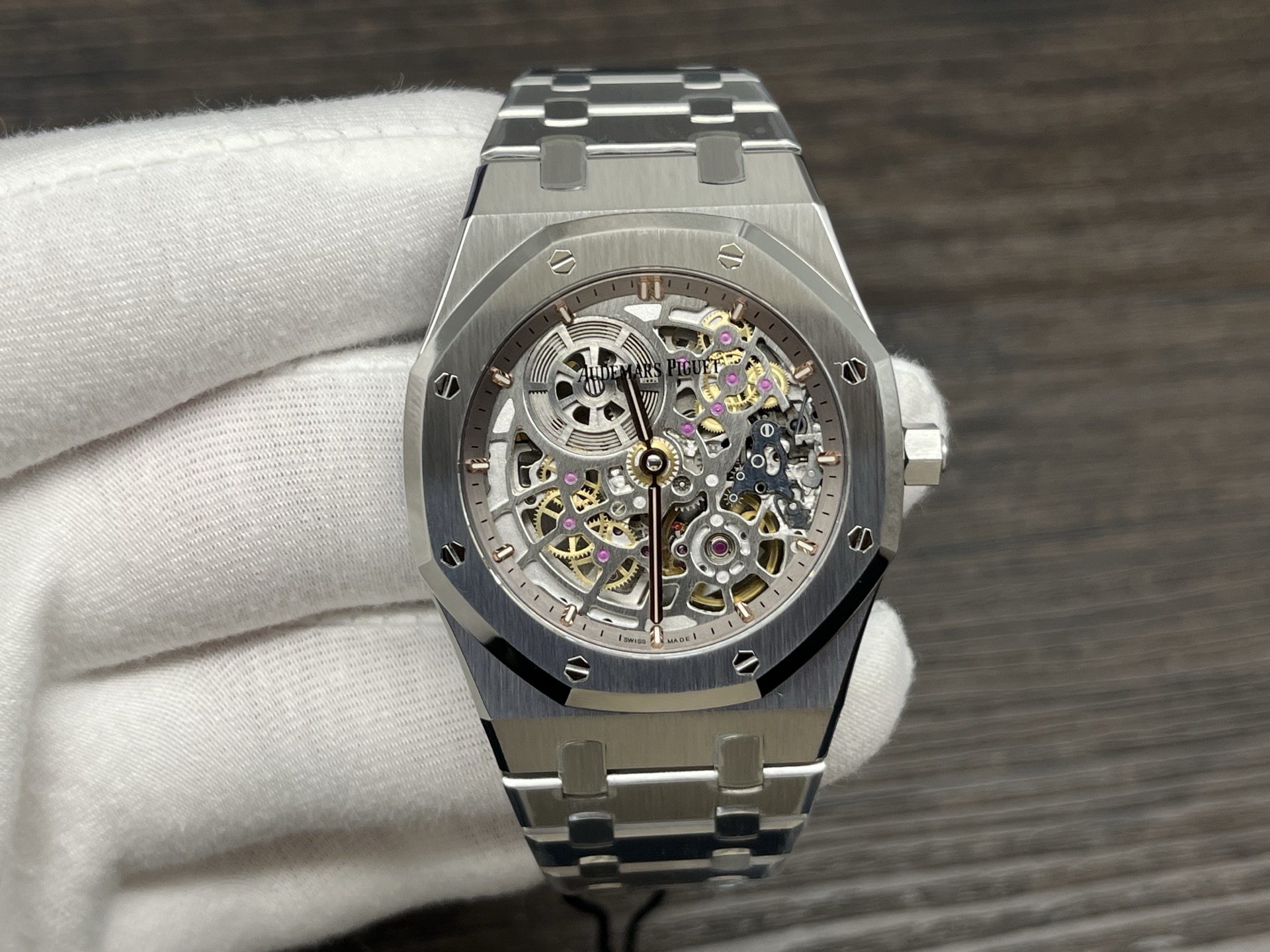 ZFFactory 2025'in özenle işlenmiş yeni yapımı — Audemars Piguet AP Royal Oak serisi 16024; bilekteki mekanik ritimle lüks ve işçiliğin uyumunu buluşturuyor. — 27. fotoğraf